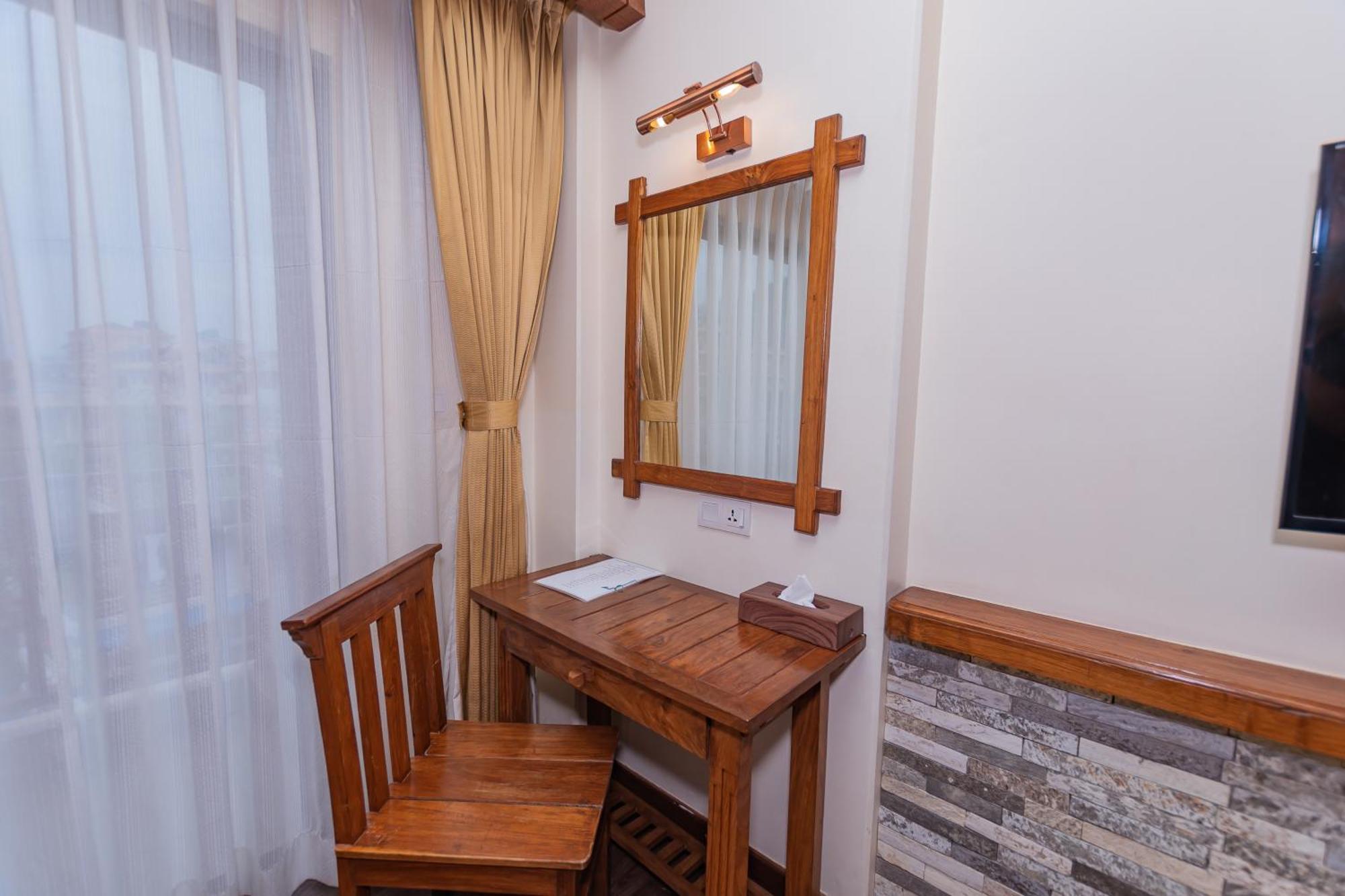 Pokhara Batika Hotel Bagian luar foto