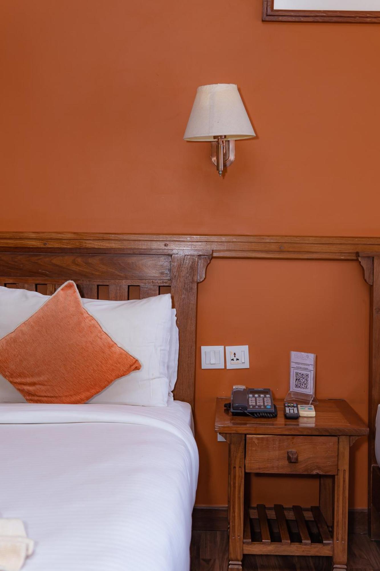 Pokhara Batika Hotel Bagian luar foto